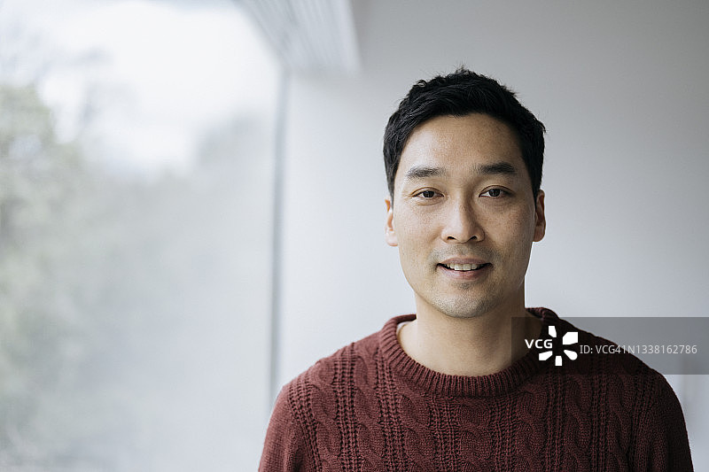 40岁出头的中国男人居家休闲肖像图片素材