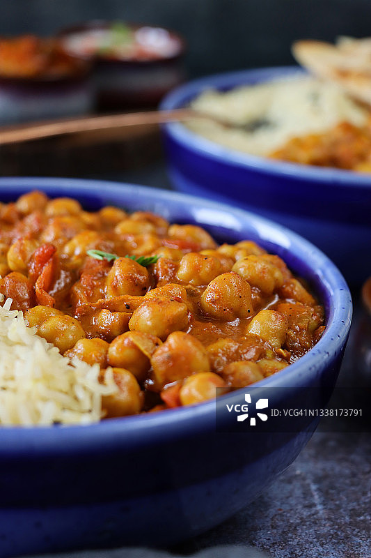印度旁遮普鹰嘴豆咖喱套餐：米饭和烙饼图片素材