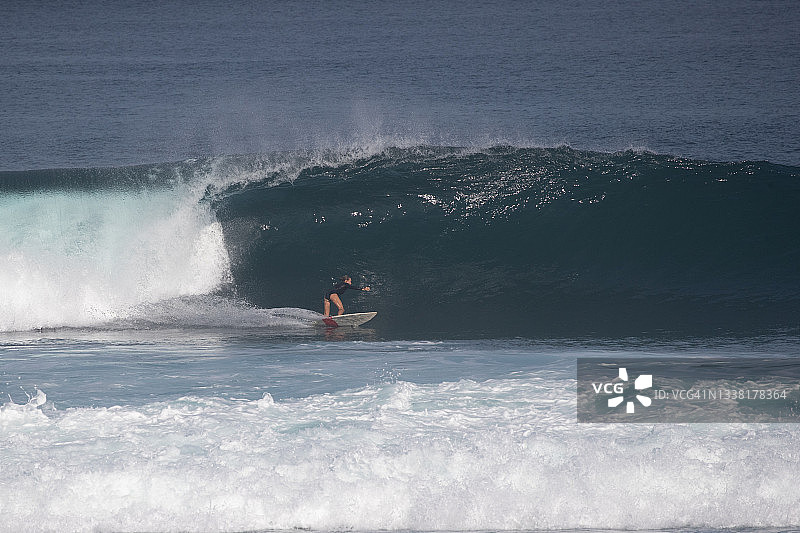 冲浪女孩乘风破浪图片素材
