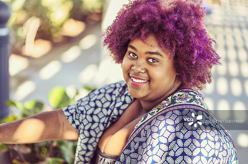 真人，个性风，加大码黑人女性，紫色爆炸头图片素材
