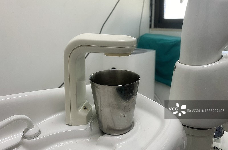 牙科诊室内的材料和设备图片素材