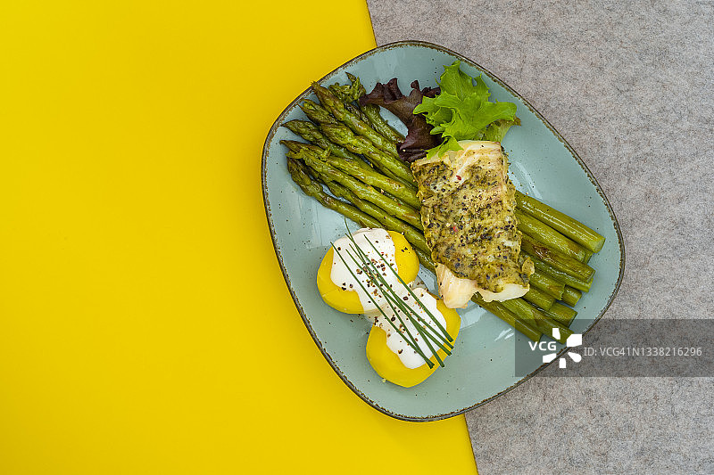 食品背景：绿色芦笋、鳕鱼、土豆、凝乳图片素材