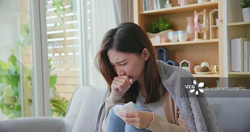 亚洲女性在家咳嗽图片素材