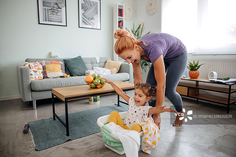 母亲和女儿在家图片素材