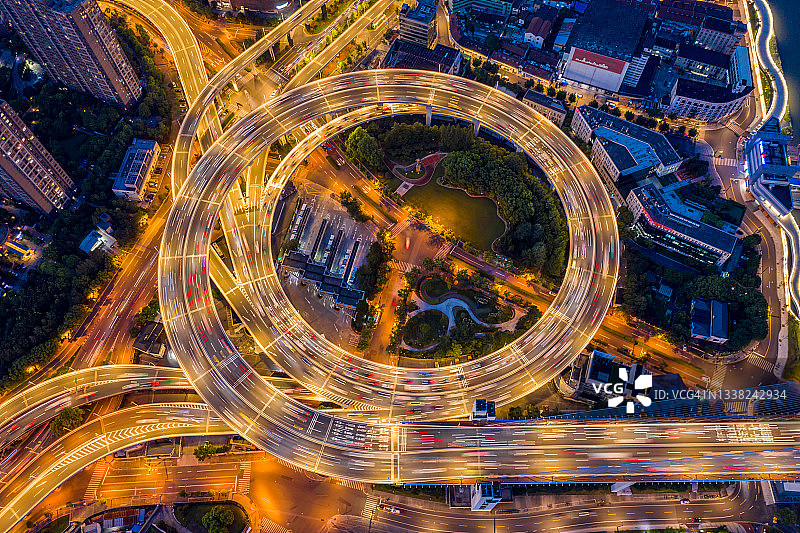 生命是一个循环，有光明也有黑暗图片素材