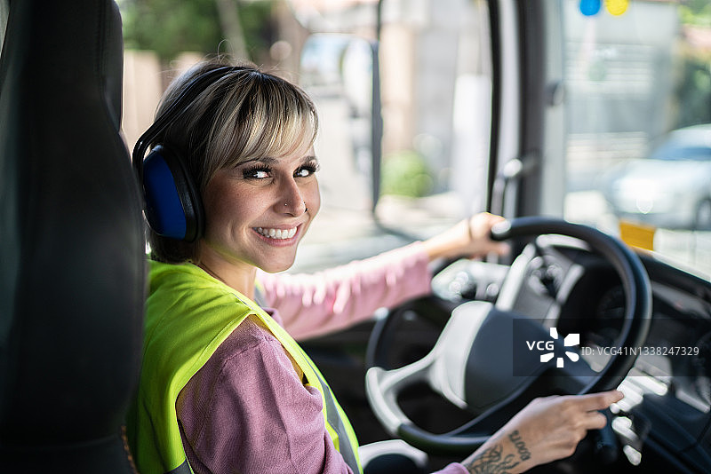 建筑工地卡车内的女卡车司机肖像图片素材