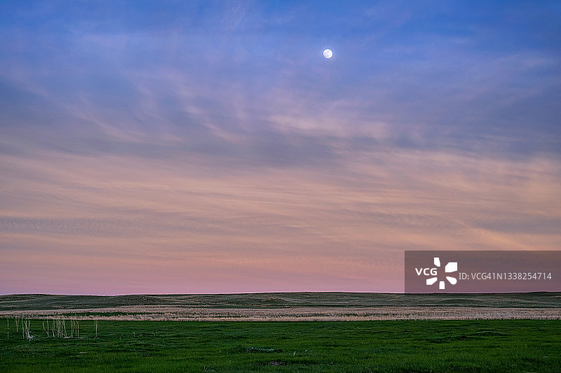 内布拉斯加州情人节附近日落后的月亮图片素材