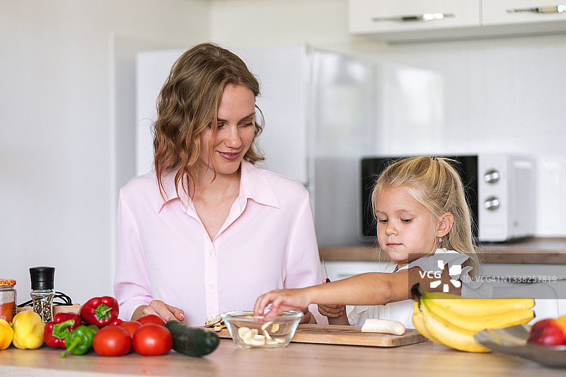 厨房里的母亲和女儿图片素材