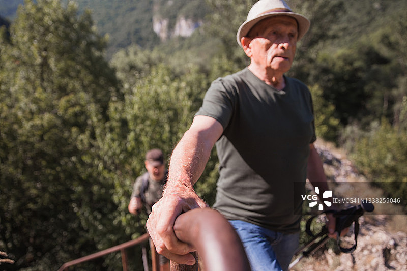 老年男人和朋友一起爬山图片素材