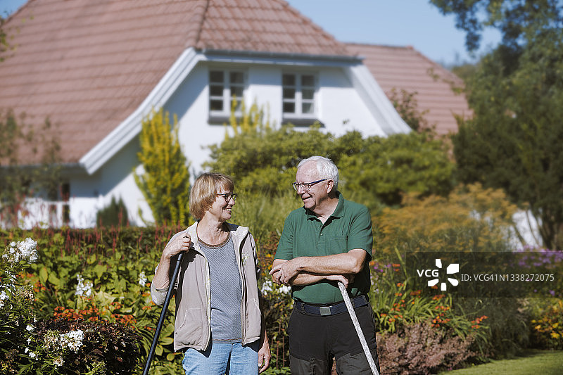 以园艺为爱好的退休夫妇图片素材