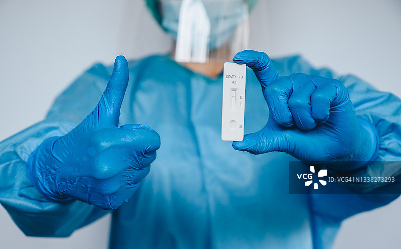 医护人员在快速抗原检测结果呈阴性后竖起大拇指图片素材