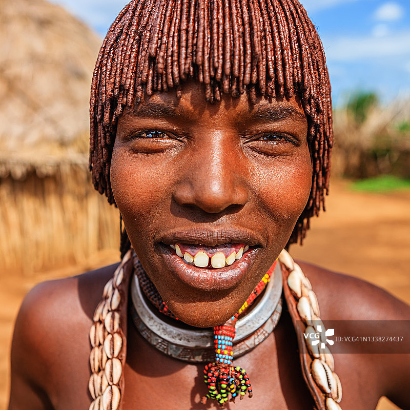 来自埃塞俄比亚哈默部落的年轻女人图片素材