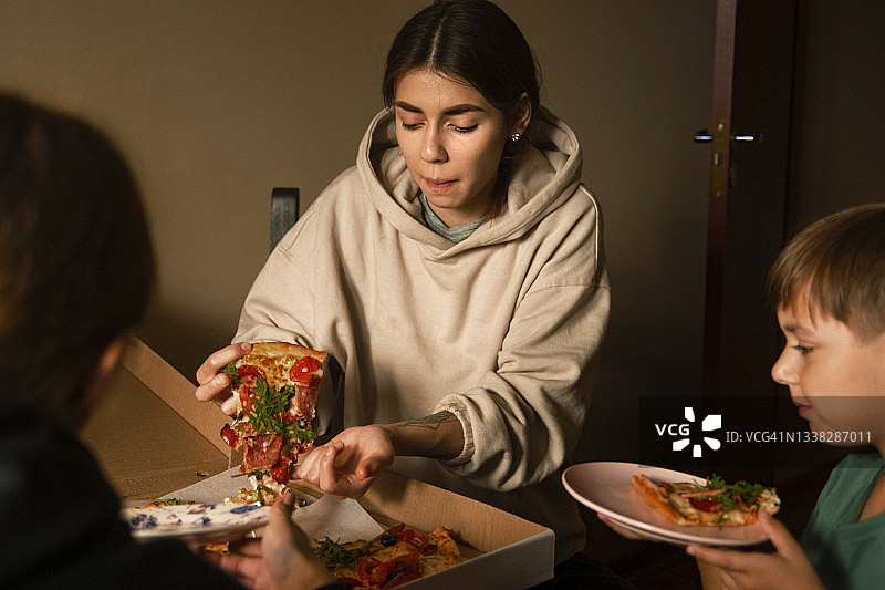 在家一起享用美味大披萨图片素材