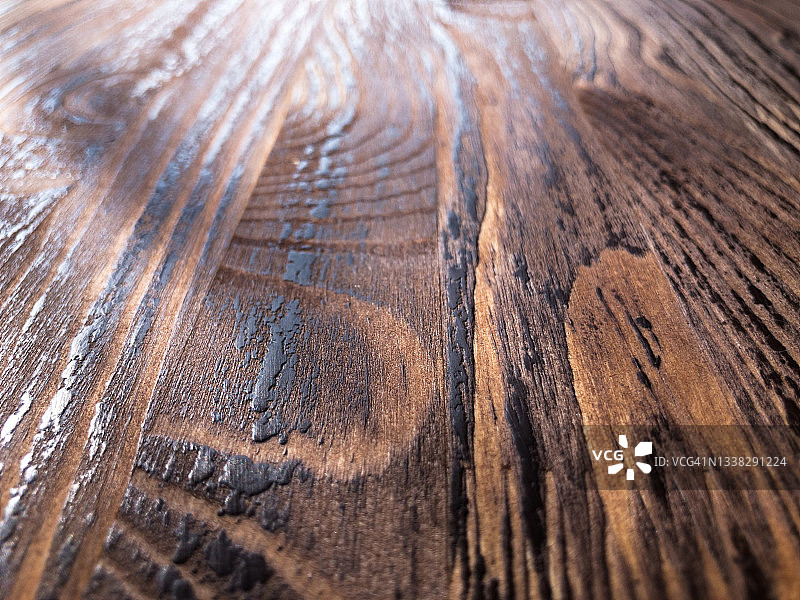 阳光下深色天然木桌纹理背景。侧视。特写。留白图片素材