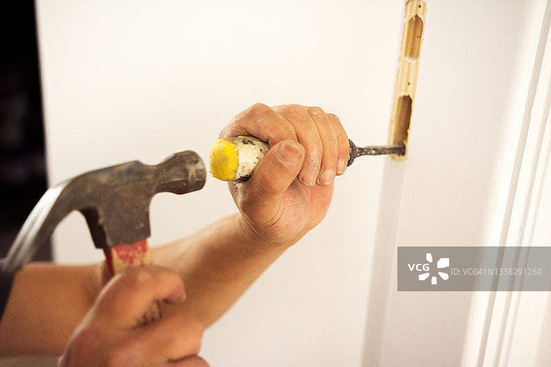 修理木门框的男人图片素材