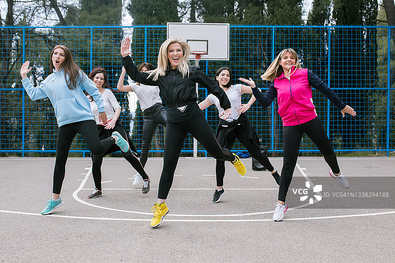 户外女子有氧运动课程图片素材