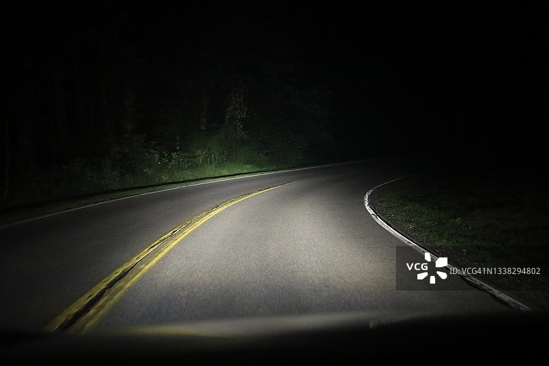 乡村公路上的车头灯光图片素材