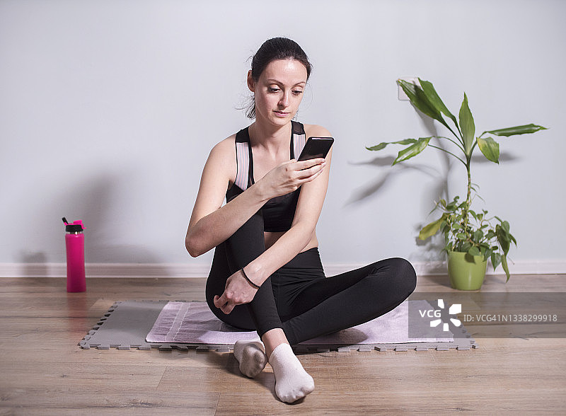 女人观看在线健身直播课程图片素材