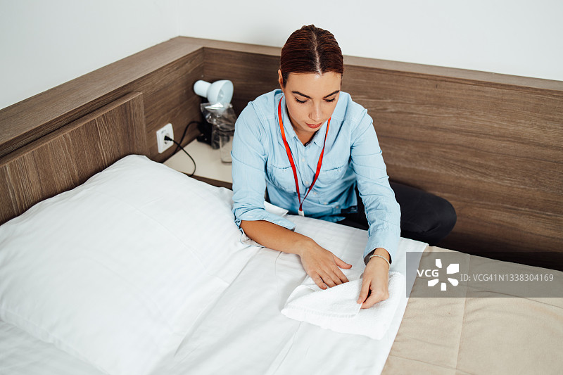 酒店女服务员整理床铺图片素材