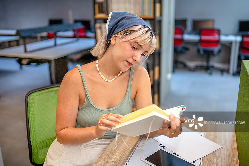 年轻女人在图书馆看书图片素材