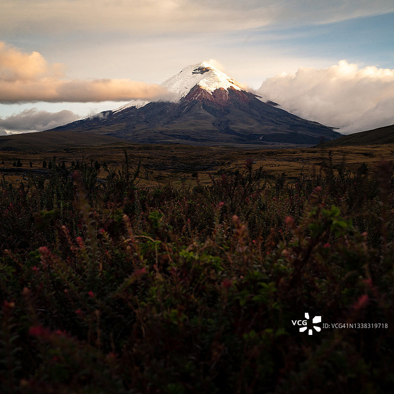 科托帕希火山日落图片素材