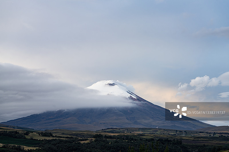 多云清晨的科托帕希火山图片素材