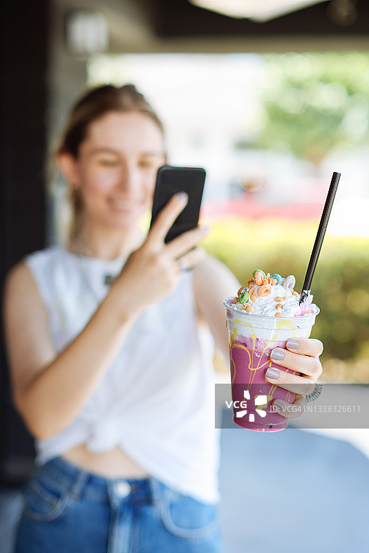 正在拍摄饮品的年轻女子图片素材