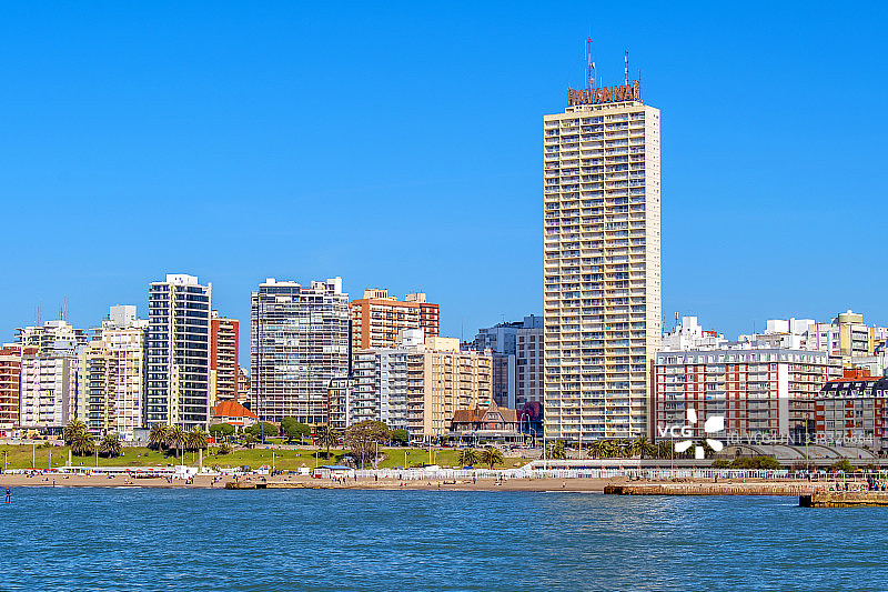 海景与建筑全景，阿根廷布宜诺斯艾利斯马德普拉塔图片素材