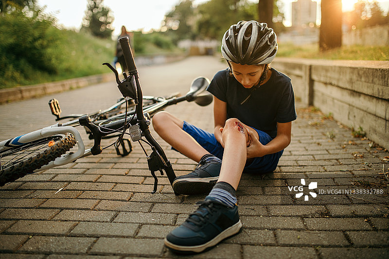 骑自行车摔倒受伤的男孩图片素材