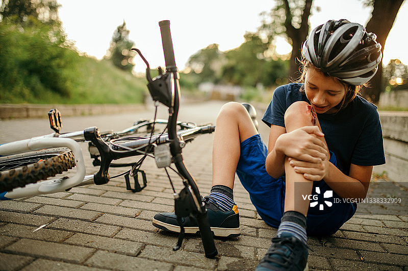 骑自行车摔倒受伤的男孩图片素材