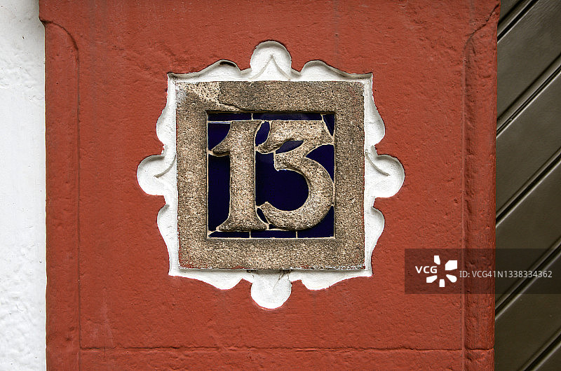建筑外墙上的13号门牌图片素材