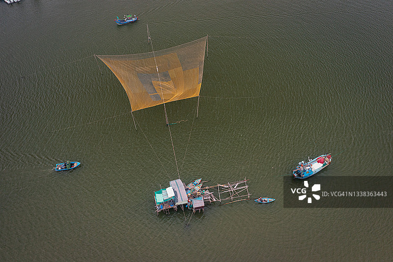 芽庄河上的捕鱼陷阱图片素材