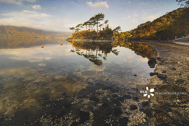 秋季的十和田湖景色图片素材