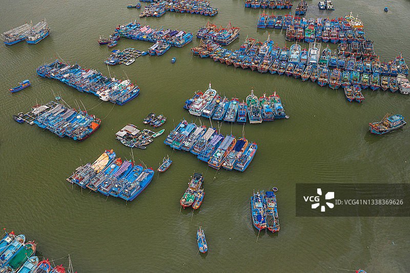 在河上航行的渔船图片素材