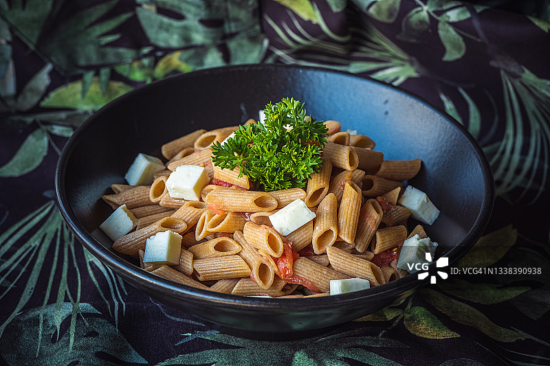山羊奶酪欧芹通心粉图片素材