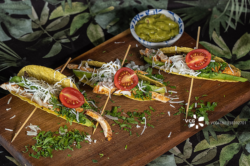 自制牛油果鸡肉玉米饼图片素材