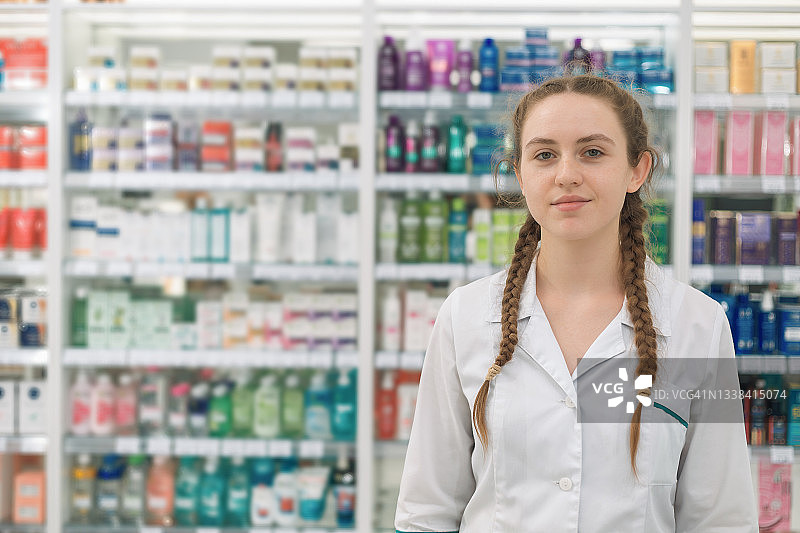药房里的女药剂师图片素材