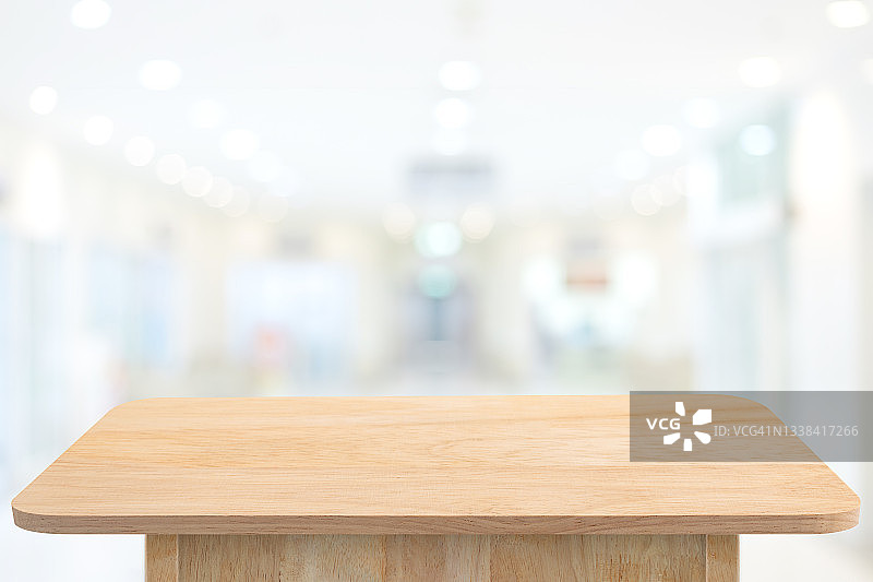 空木桌面和模糊玻璃窗墙建筑图片素材