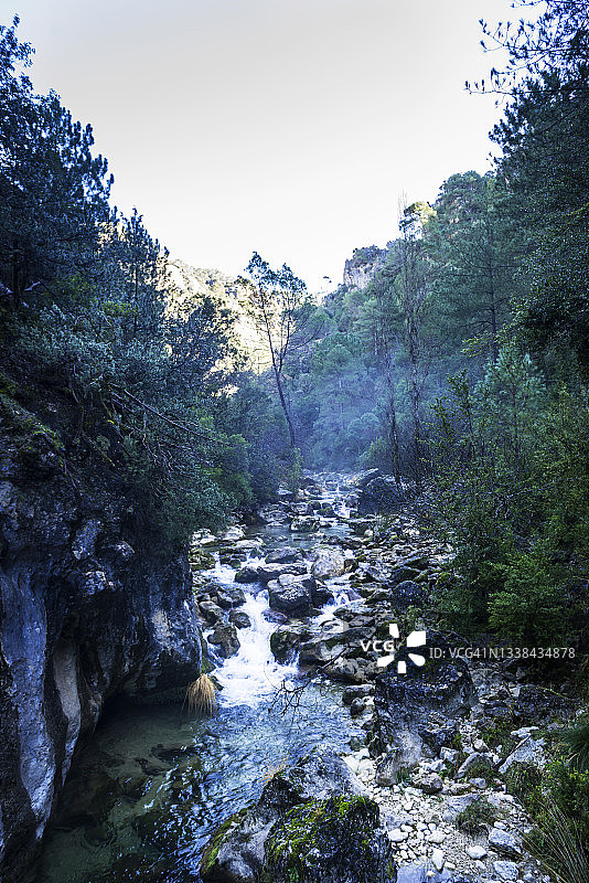 西班牙塞古拉山脉博罗萨河步行道沿线的自然风光图片素材