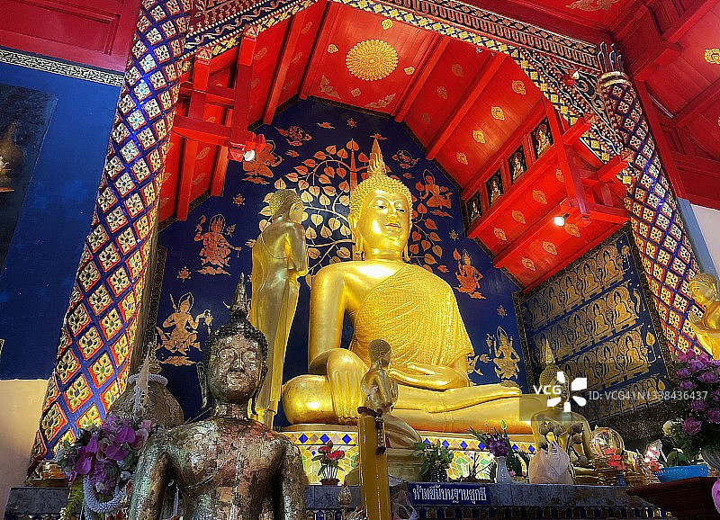 大殿中的佛像之美图片素材