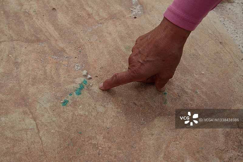 手指向砂岩岩石中的铜点图片素材