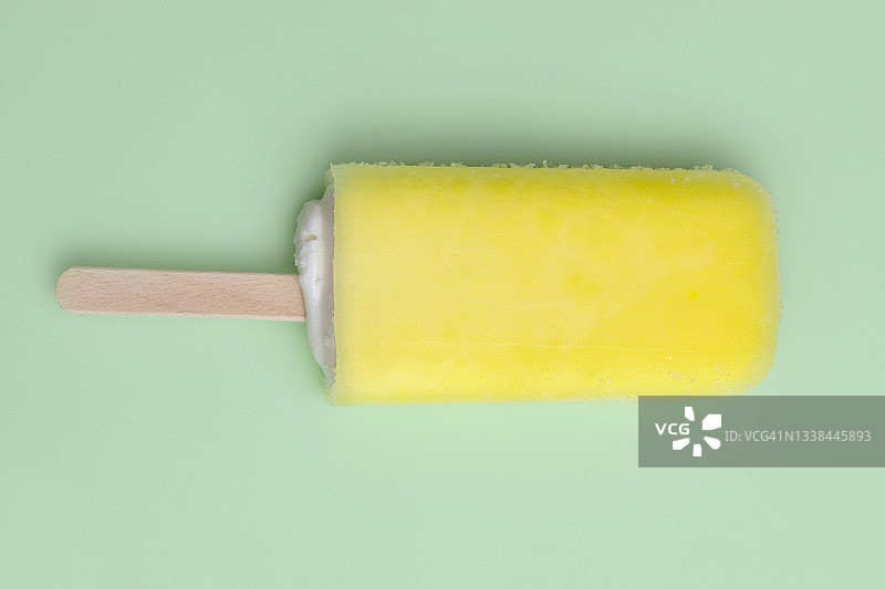 黄色冰淇淋，绿色背景图片素材