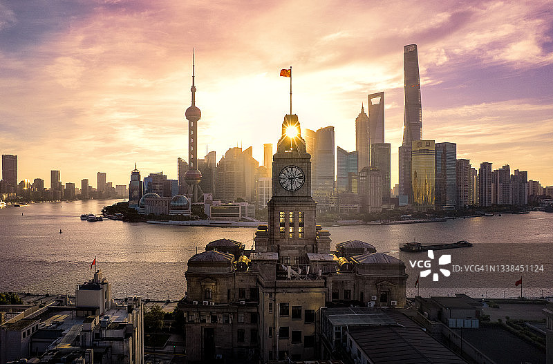 高空俯瞰上海外滩海关大楼日出图片素材