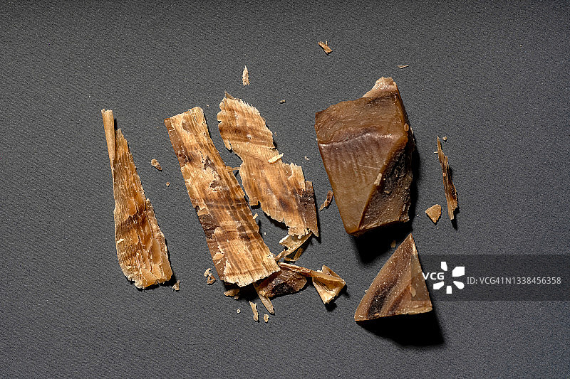 深棕色背景上手工切割的肥皂图片素材