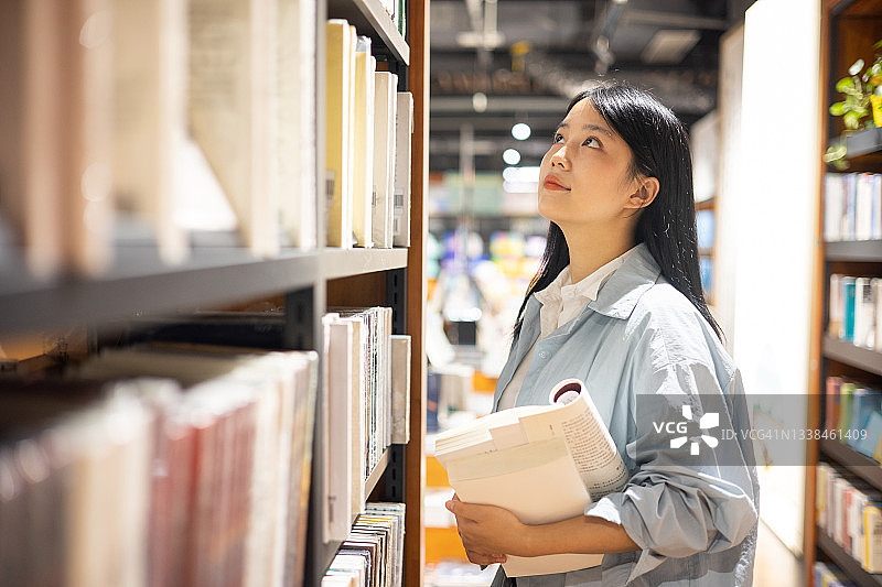 从书架上取书图片素材