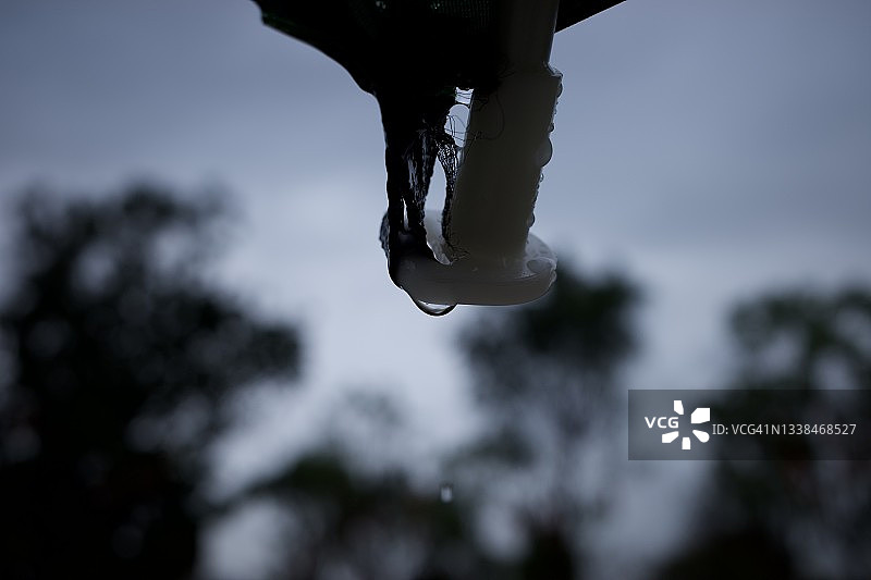 雨天，雨滴从雨伞尖端落下图片素材