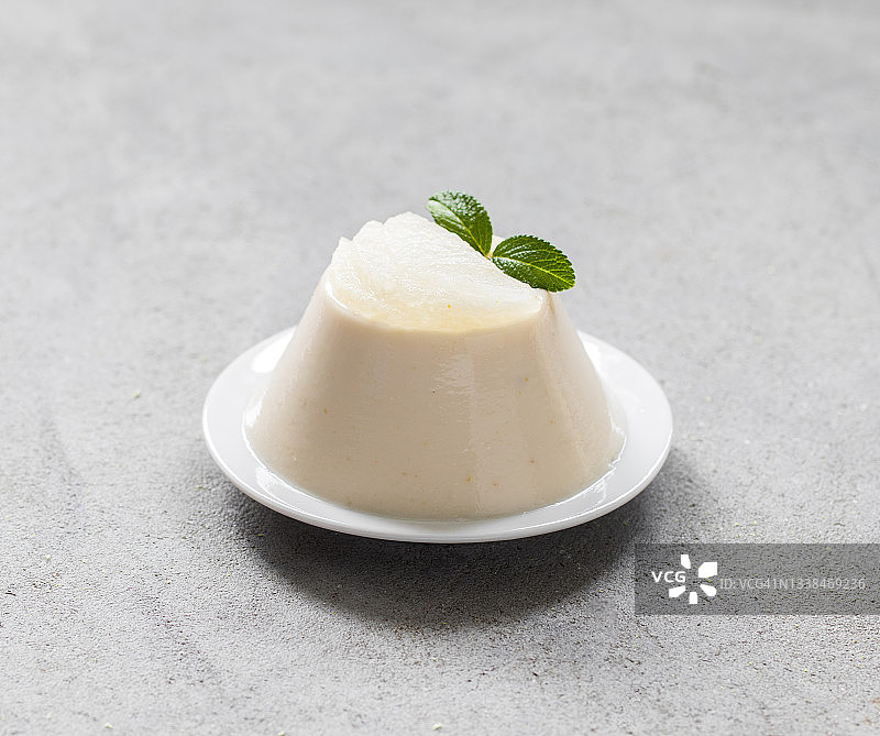 香草蜜瓜奶油甜点：意式奶冻图片素材