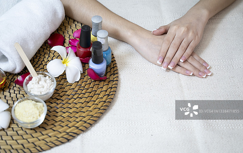 女人精心修剪的美甲图片素材