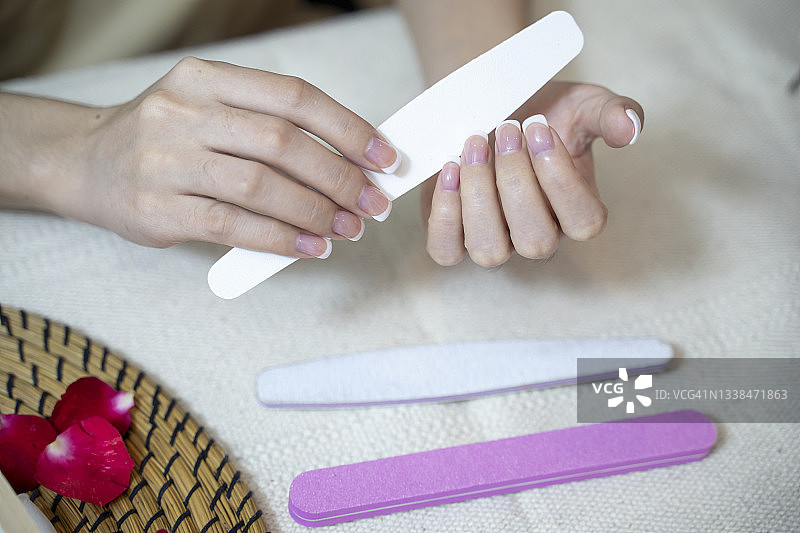 女性美甲，修剪指甲，居家美甲护理图片素材
