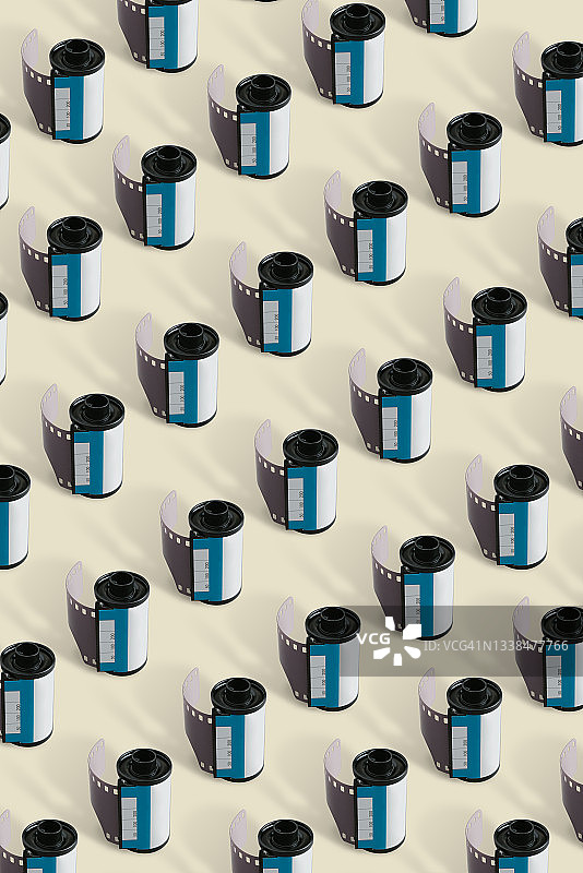 黄色背景上的胶卷图案图片素材